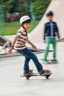 Ragazzo equitazione skateboard — Foto stock
