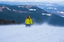 Человек ходит в горах зимой — стоковое фото