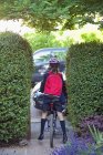 Девушка собирается в школу на велосипеде — стоковое фото