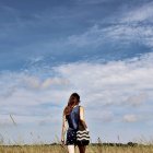 Girl walking in field — Stock Photo