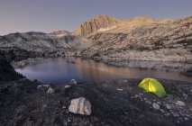 Camping por Steelhead Lake - foto de stock