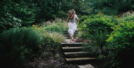 Жінка біжить в саду — стокове фото