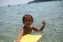 Sorrindo menina brincando com flutuador — Fotografia de Stock