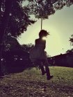 Chica balanceo en cuerda swing - foto de stock