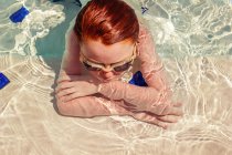 Giovane ragazzo a riposo in piscina — Foto stock