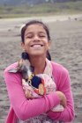 Усміхнена дівчинка примхає цуценя — стокове фото