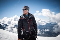 Mid adult man on the summit of Breithornsattel — Stock Photo