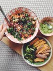 Красочный салат с жареными овощами — стоковое фото