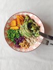 Bunte Salatschüssel mit Kürbis — Stockfoto