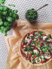 Pizza vegana con corteza de garbanzo - foto de stock