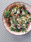 Салат с жареными овощами — стоковое фото