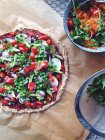 Пицца с гороховой корочкой и салатом — стоковое фото