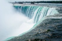 Puissantes eaux des chutes Niagara — Photo de stock