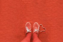 Frauenbeine mit Herz aus Schnürsenkeln — Stockfoto