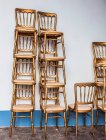 Стопки золотых бальных стульев — стоковое фото