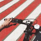 Mani sul manubrio di una bicicletta — Foto stock