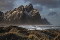 Chaîne de montagnes avec plage de sable — Photo de stock