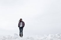 Femme debout dans la neige — Photo de stock