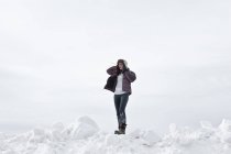 Femme debout dans la neige — Photo de stock