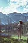 Femme debout près d'un lac — Photo de stock