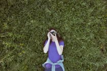 Frau liegt im grünen Gras — Stockfoto