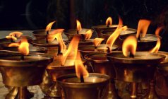 Primer plano de las velas budistas - foto de stock