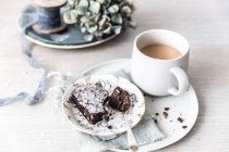 Chocolate brownie with tea — Stock Photo