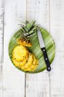 Erhöhte Ansicht der Ananas auf dem Teller — Stockfoto