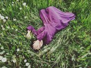 Красивая женщина лежит в траве — стоковое фото