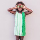 Mädchen hält Kiwi-Frucht vor Augen — Stockfoto