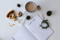 Wish list with tea — Stock Photo