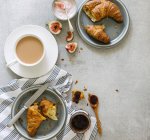 Frühstück mit Tee und Croissants — Stockfoto