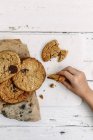 Criança mão tomando biscoito — Fotografia de Stock