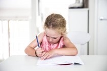 Дівчина розтирає домашнє завдання — стокове фото