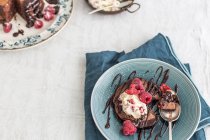 Schokoladenpfannkuchen mit Himbeeren — Stockfoto