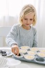 Chica haciendo cupcakes - foto de stock