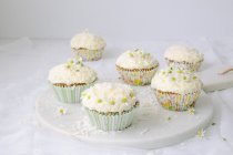 Assiette de cupcakes décorée de fleurs — Photo de stock