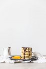 Stapel Pfannkuchen mit Schokoladensauce — Stockfoto