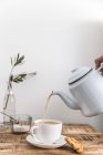 Pouring cup of tea — Stock Photo