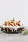Gâteau en éponge garni de figue — Photo de stock