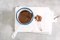 Geschmolzene Schokolade in der Pfanne — Stockfoto