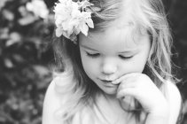 Retrato de niña con flores - foto de stock