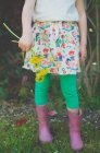 Дівчина тримає квіти кульбаби — стокове фото