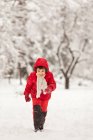 Ragazzo che corre nella neve — Foto stock