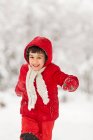 Menino brincando na neve — Fotografia de Stock