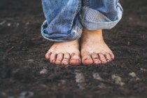 Menino descalço sujo pés — Fotografia de Stock