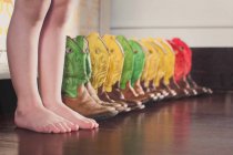 Menino com botas de cowboy coloridas — Fotografia de Stock