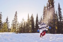 Хлопчик має бійку зі сніжками — стокове фото