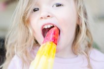 Mädchen isst ein Eis Lolly — Stockfoto