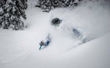 Esquiador do sexo masculino desfrutando de esqui em pó profundo — Fotografia de Stock